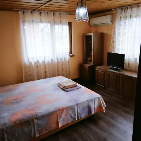 Holiday home къща джулия *
